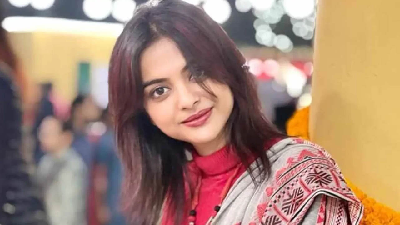 গাঁটছড়া ছাড়ছেন শোলাঙ্কি রায়