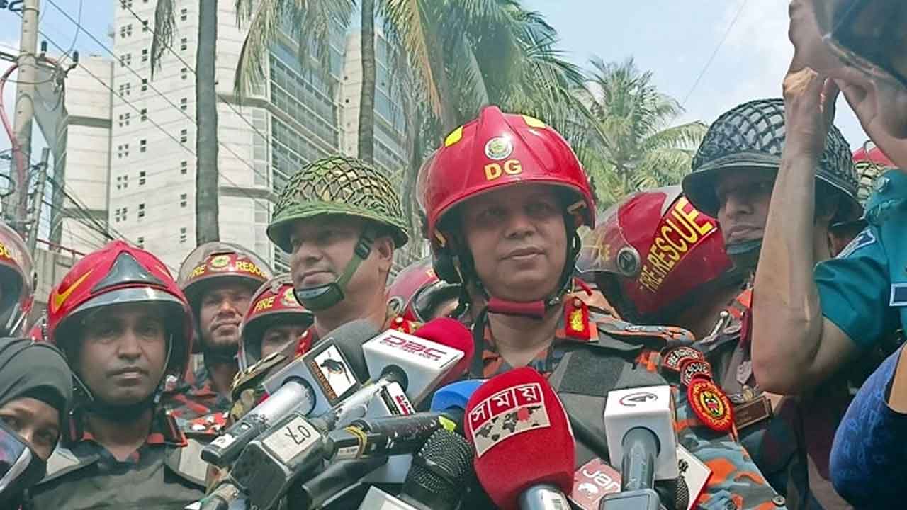 আগুন নেভাতে এখনও কাজ করছে ১২ ইউনিট 