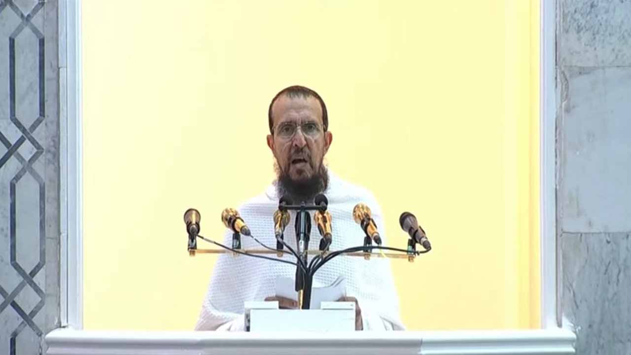 হজের খুতবা দিচ্ছেন শায়খ ড. ইউসুফ বিন মুহাম্মদ বিন সায়িদ। ছবি : সংগৃহীত