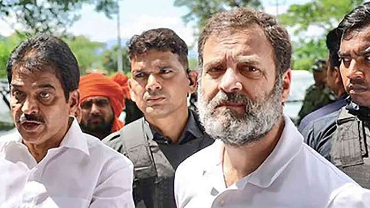 আটকে দেওয়া হলো রাহুল গান্ধীর গাড়িবহর, বাকি পথ যাবেন হেলিকপ্টারে