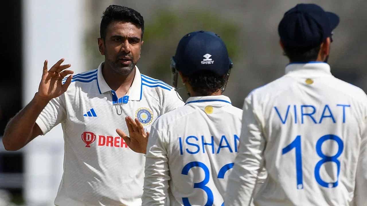 দুই ইনিংস মিলিয়ে ১২ উইকেট নিয়েছেন রবিচন্দ্রন অশ্বিন।