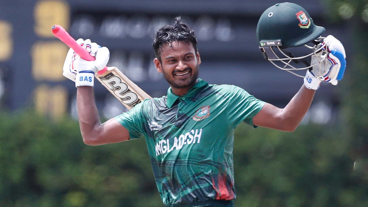 ১১৪ বলে ১০০ রান করেছেন জয়