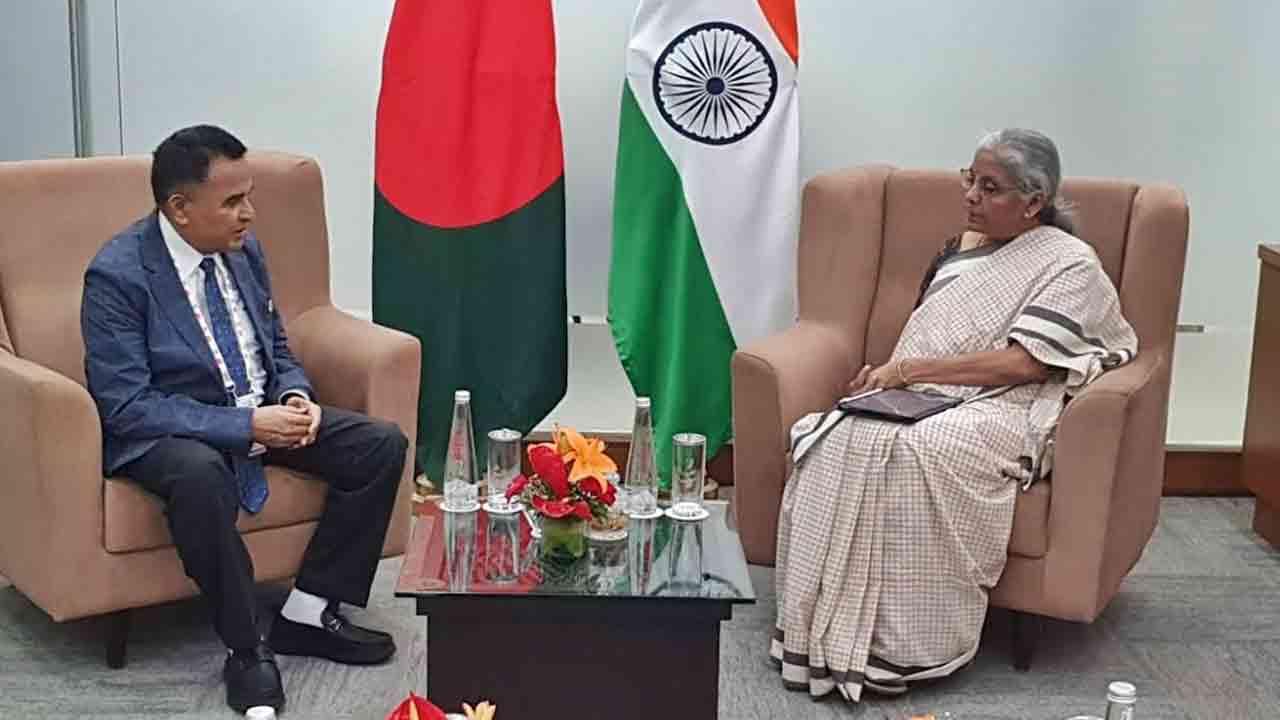 বাংলাদেশের অর্থমন্ত্রী আ হ ম মুস্তফা কামাল ও ভারতের অর্থমন্ত্রী নির্মলা সীতারমণ