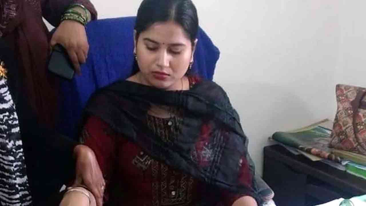 ঘুষ নিতে গিয়ে সরকারি কর্মকর্তা হাতেনাতে ধরা