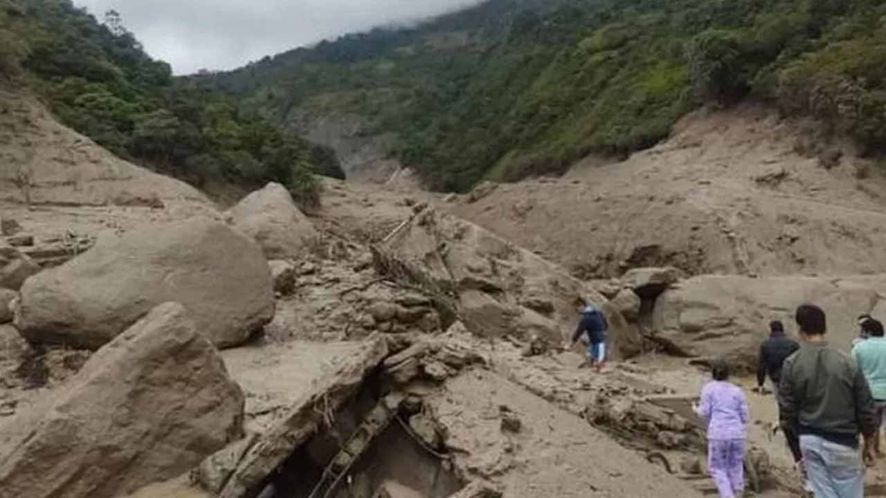 ভূমিধসের ফলে বিধ্বস্ত হয়ে গেছে স্থানীয় মহাসড়ক। ছবি: এএফপি