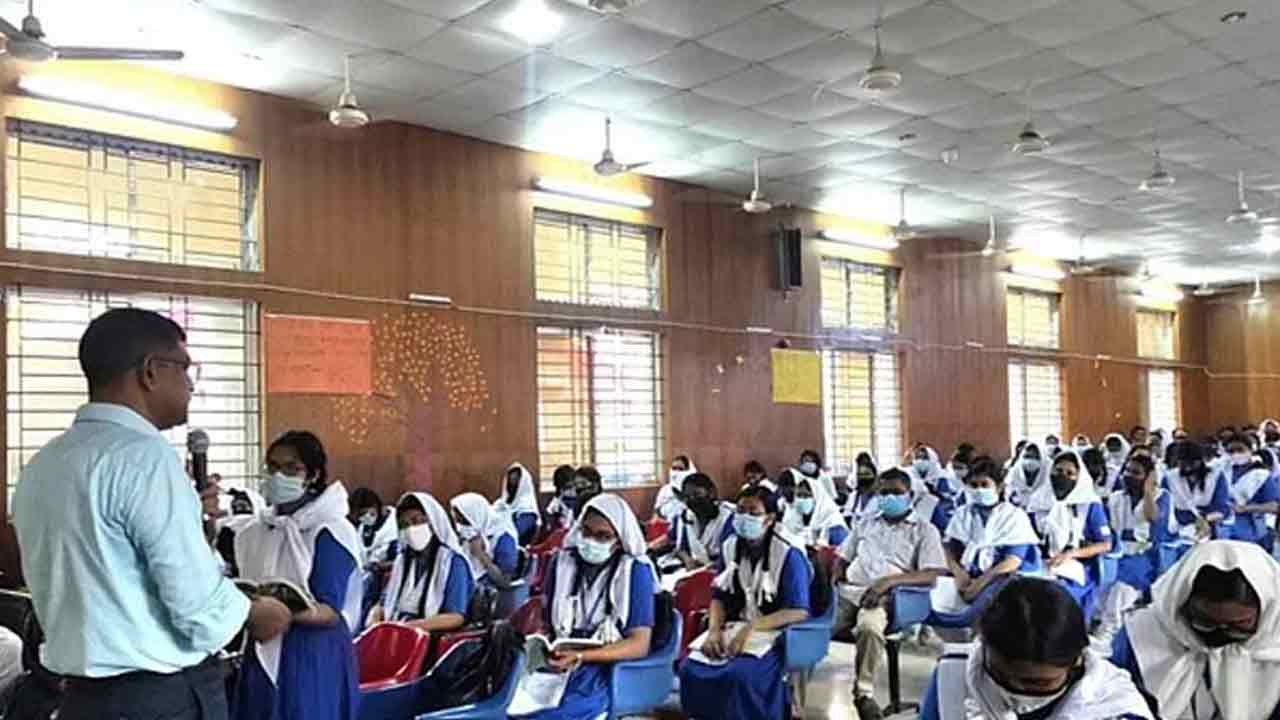 ক্লাসরুমে শিক্ষক ও শিক্ষার্থী