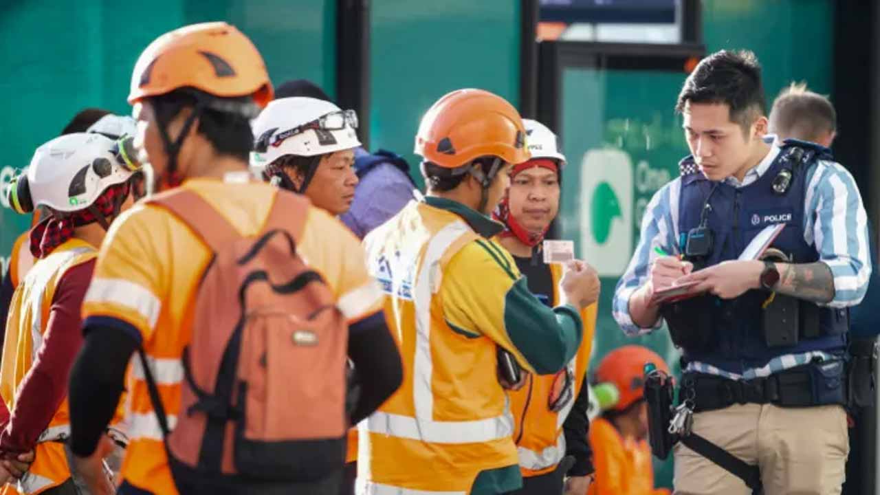 বন্দুক হামলার পর ঘটনাস্থলে দাঁড়িয়ে আছেন পুলিশ