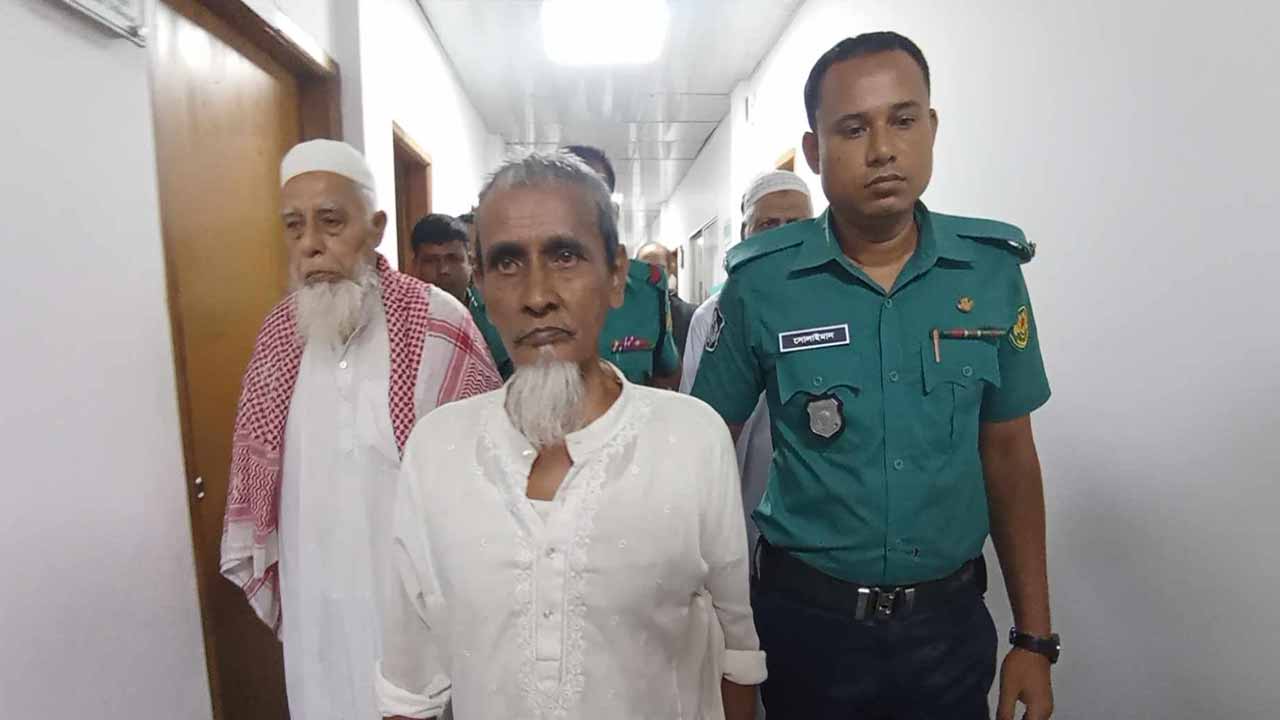 মানবতাবিরোধী অপরাধ মামলার আসামিদের আন্তর্জাতিক অপরাধ ট্রাইব্যুনালে নেয়া হচ্ছে।