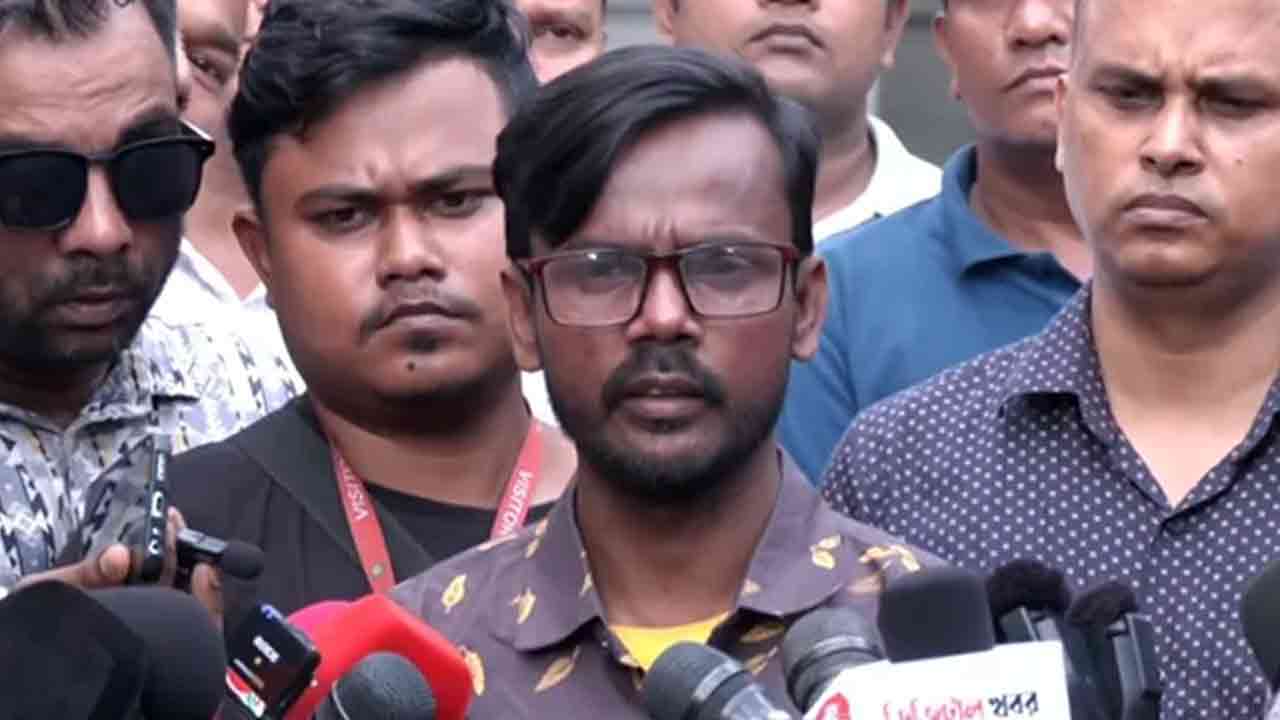 ডিবি কার্যালয়ে প্রবেশের আগে কথা বলছেন হিরো আলম