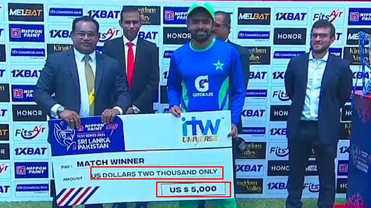 ত্রুটিযুক্ত চেক হাতে বাবর আজম