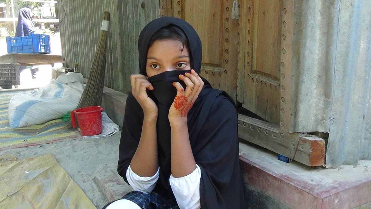 প্রেমিকের বাড়িতে অনশনরত স্কুলছাত্রী।