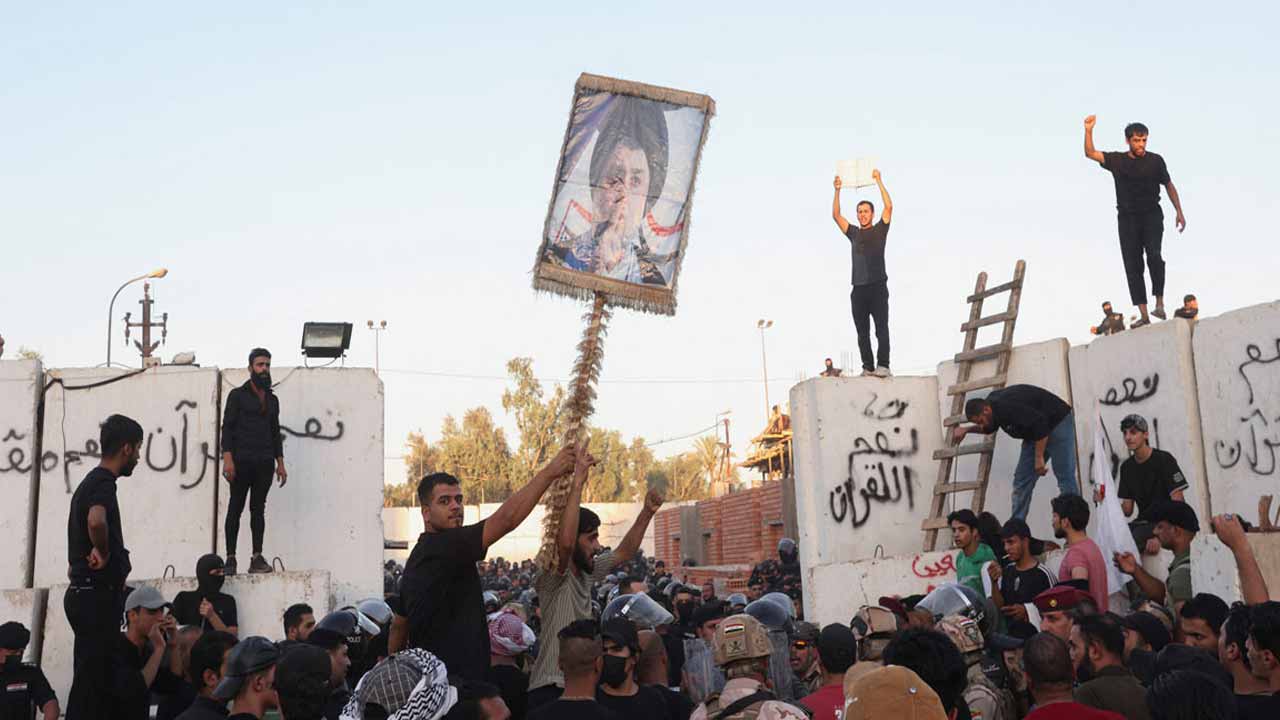 বাগদাদে সুইডিশ দূতাবাসের সামনে বিক্ষোভকারীরা। ছবি-রয়টার্স