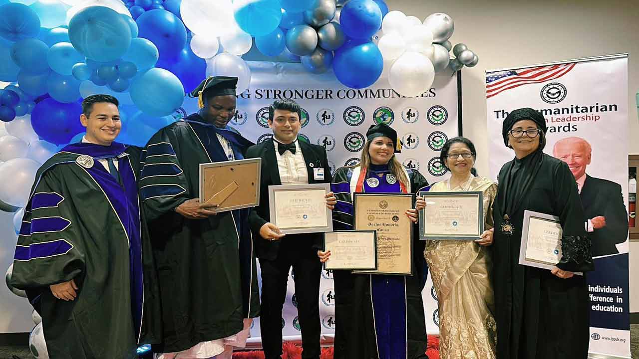 সম্মাননা হাতে জায়েদ খান