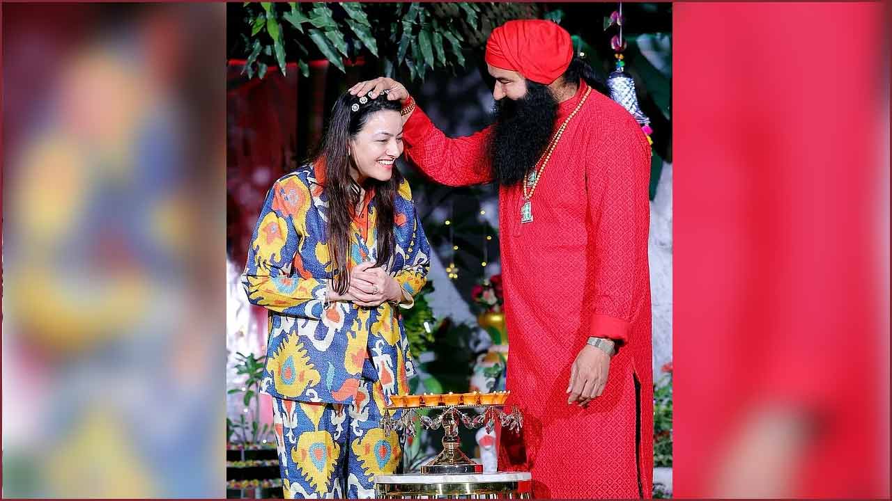 রাম রহিম সিংয়ের সঙ্গে হানিপ্রীত। ফাইল ছবি