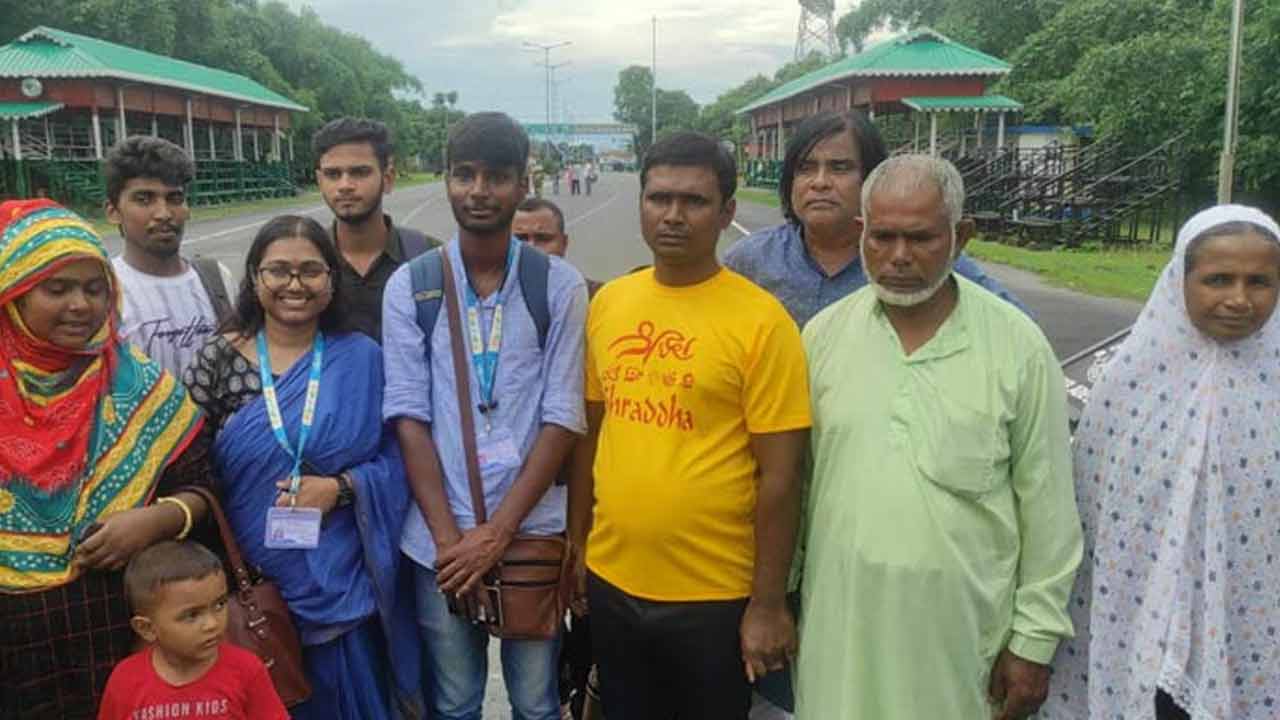 পরিবারের সঙ্গে মতিউর রহমান (হলুদ টি-শার্ট)। ছবি: সংগৃহীত