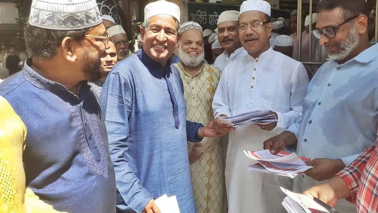 কৃষিমন্ত্রীকে লিফলেট দিচ্ছেন গাজীপুর জেলা বিএনপির সভাপতি