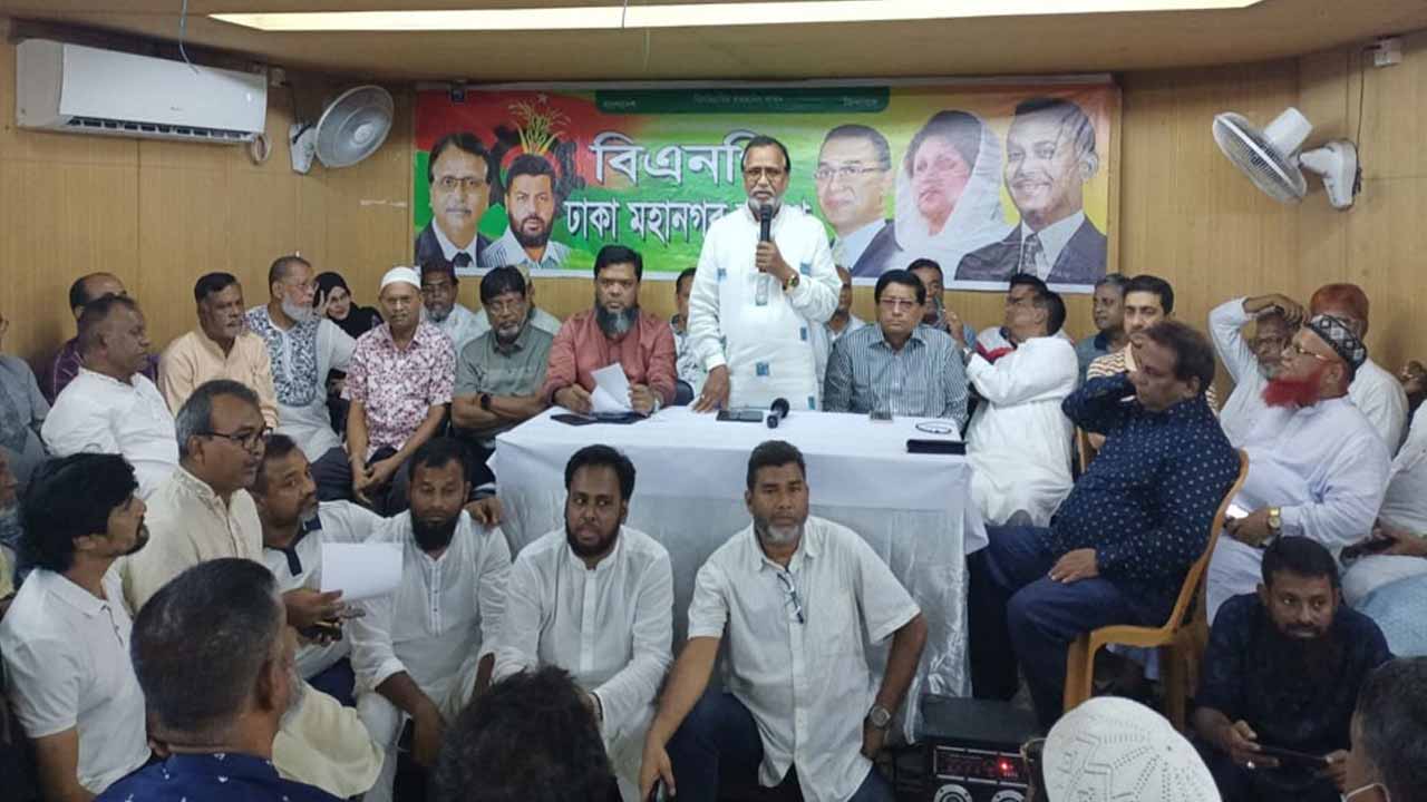 বক্তব্য রাখছেন বিএনপি চেয়ারপার্সনের উপদেষ্টা