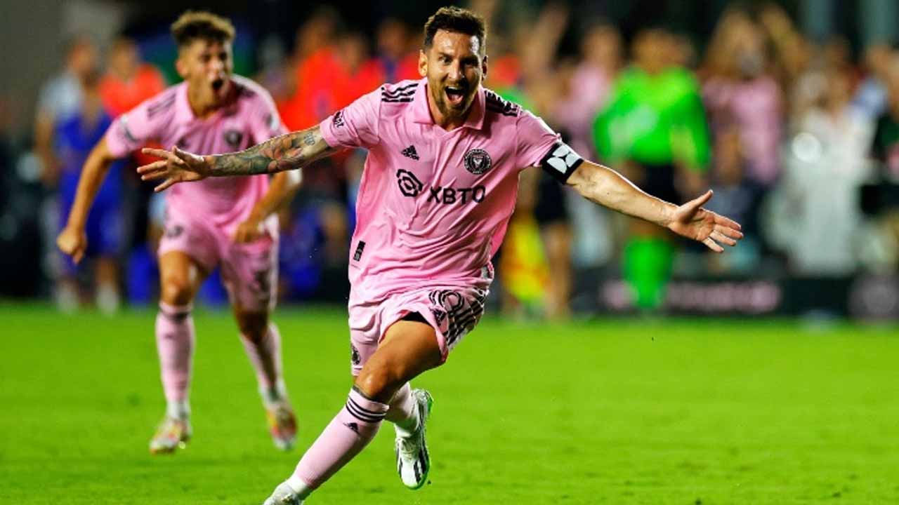 ইনজুরি টাইমে ফ্রিকিক থেকে লিওনেল মেসির গোল