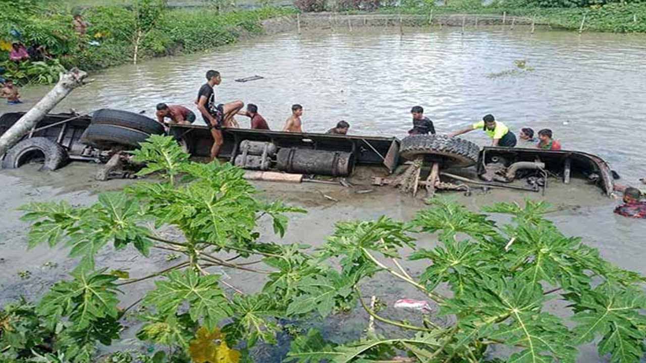 ছত্রকান্দায় পুকুরে পড়ে যাওয়া বাস
