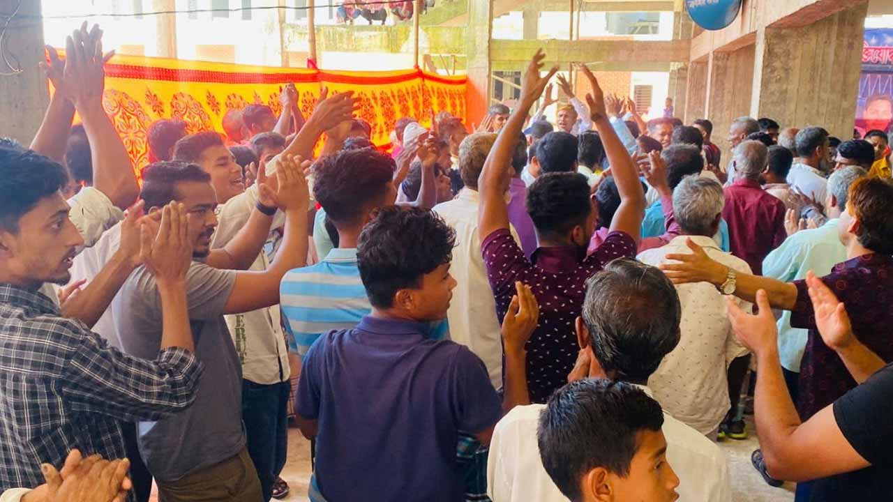 নেতাকর্মীরা বিভিন্ন স্লোগান দিচ্ছেন