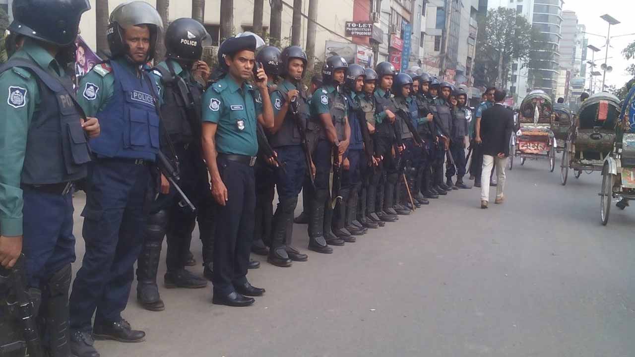 সড়কে টহলরত পুলিশ সদস্যরা। ফাইল ছবি