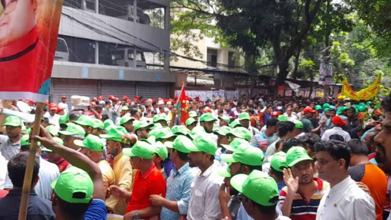 তারুণ্য সমাবেশে যোগ দিতে সোহরাওয়ার্দীতে জড়ো হচ্ছেন বিএনপির নেতাকর্মীরা।