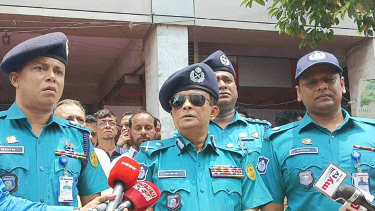 কথা বলছেন ডিএমপি কমিশনার