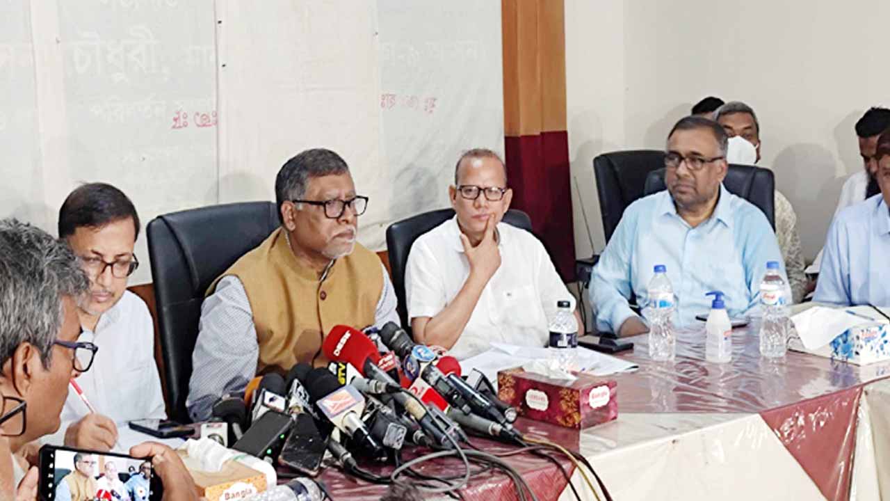 বক্তব্য রাখছেন স্বাস্থ্যমন্ত্রী