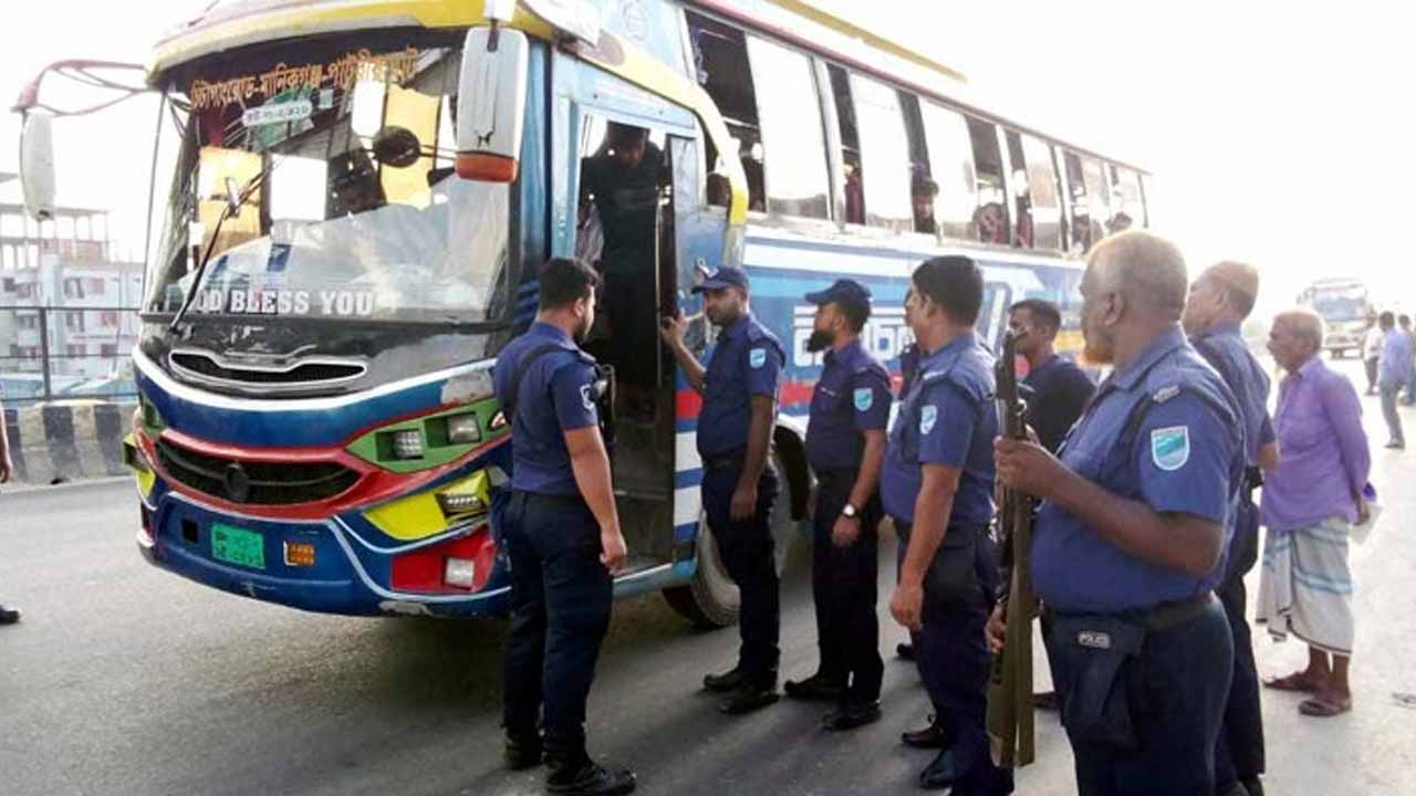 ঢাকা-চট্টগ্রাম মহাসড়কে চলছে পুলিশের তল্লাশি