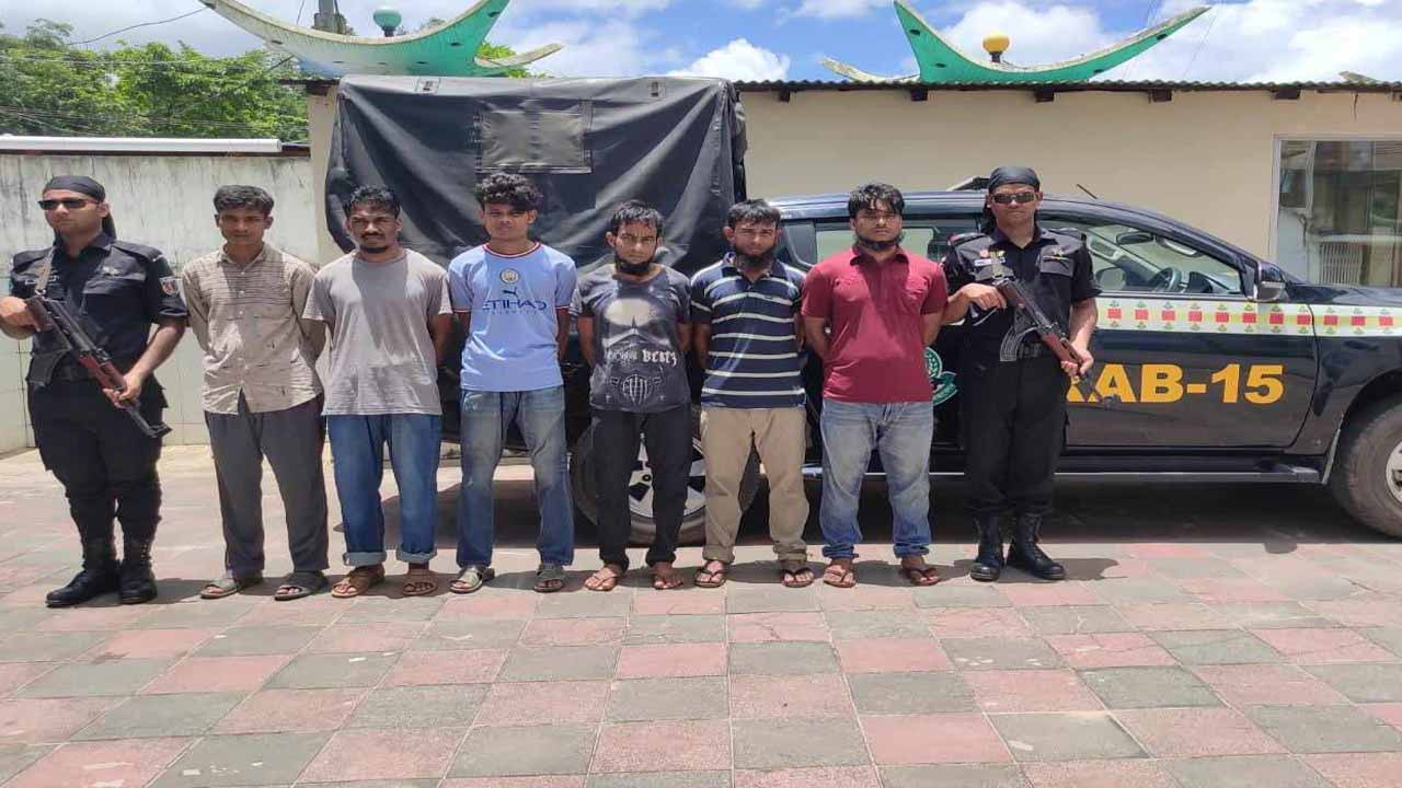 র‌্যাব সদস্যদের সাথে আটককৃত ব্যক্তিরা।