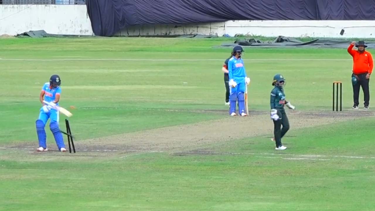 হারমানপ্রীতের ক্ষোভ, আম্পায়ারকে বুড়ো আঙ্গুল