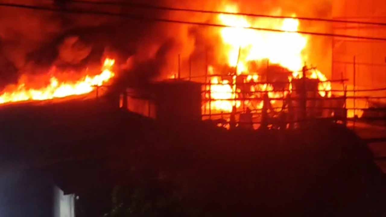মধ্যরাতের আগুনে জ্বলছে হলি ফেব্রিকস কারখানা