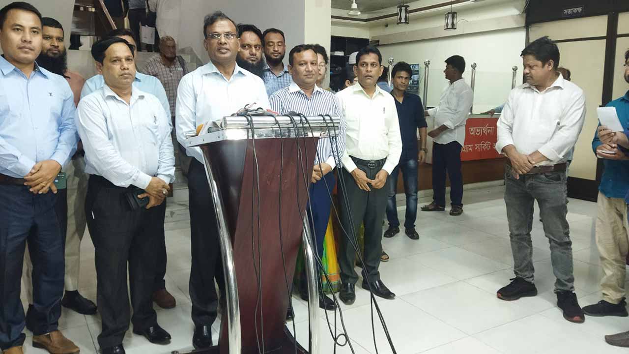 কথা বলছেন  নির্বাচন কমিশনার মো. আনিছুর রহমান।