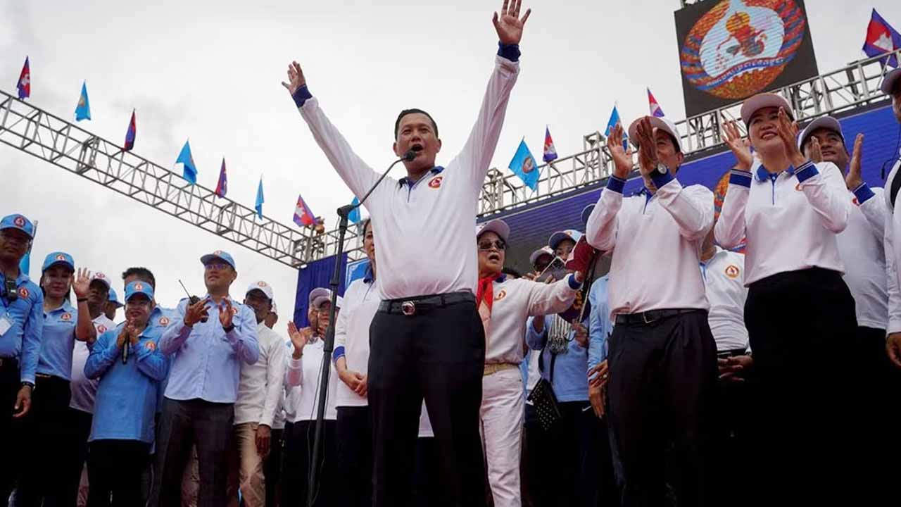 জাতীয় নির্বাচনের আগে প্রচারণার সময় সমাবেশে কথা বলছেন কম্বোডিয়ার প্রধানমন্ত্রী হুন সেনের ছেলে হুন মানেট।