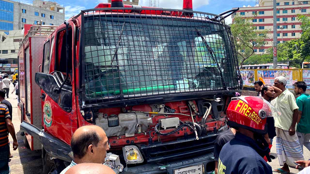 ফায়ার সার্ভিসের দুর্ঘটনাকবলিত গাড়ি।