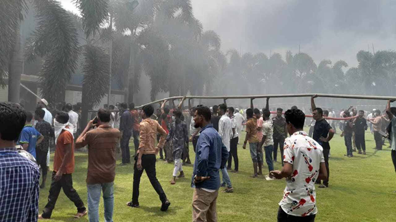আগুন নেভাচ্ছেন ফায়ার সার্ভিস, কারখানার শ্রমিক ও স্থানীয়রা