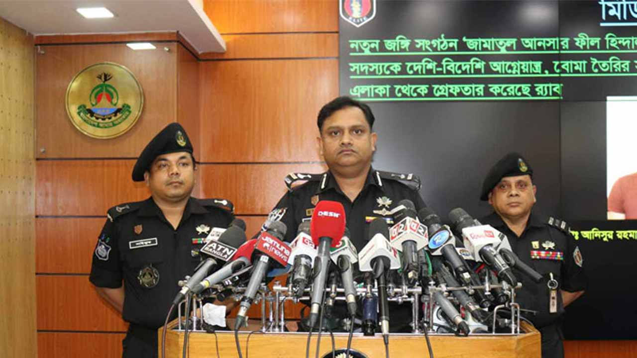 সংবাদ সম্মেলনে কথা বলছেন র‍্যাবের লিগ্যাল অ্যান্ড মিডিয়া উইংয়ের পরিচালক