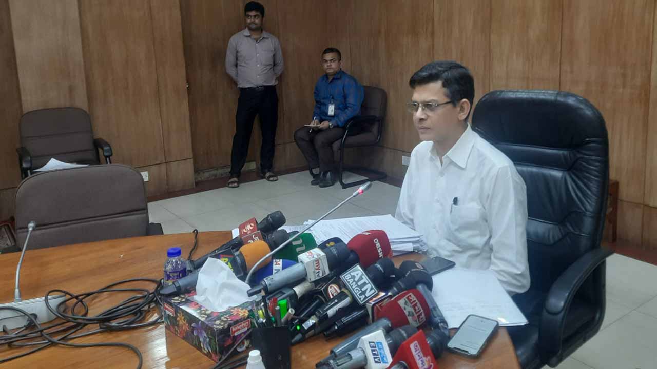 বক্তব্য রাখছেন মন্ত্রিপরিষদ সচিব