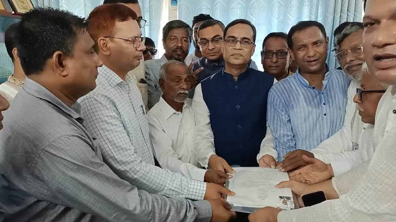 মনোনয়নপত্র জমা দিচ্ছেন সাজ্জাদুল হাসান