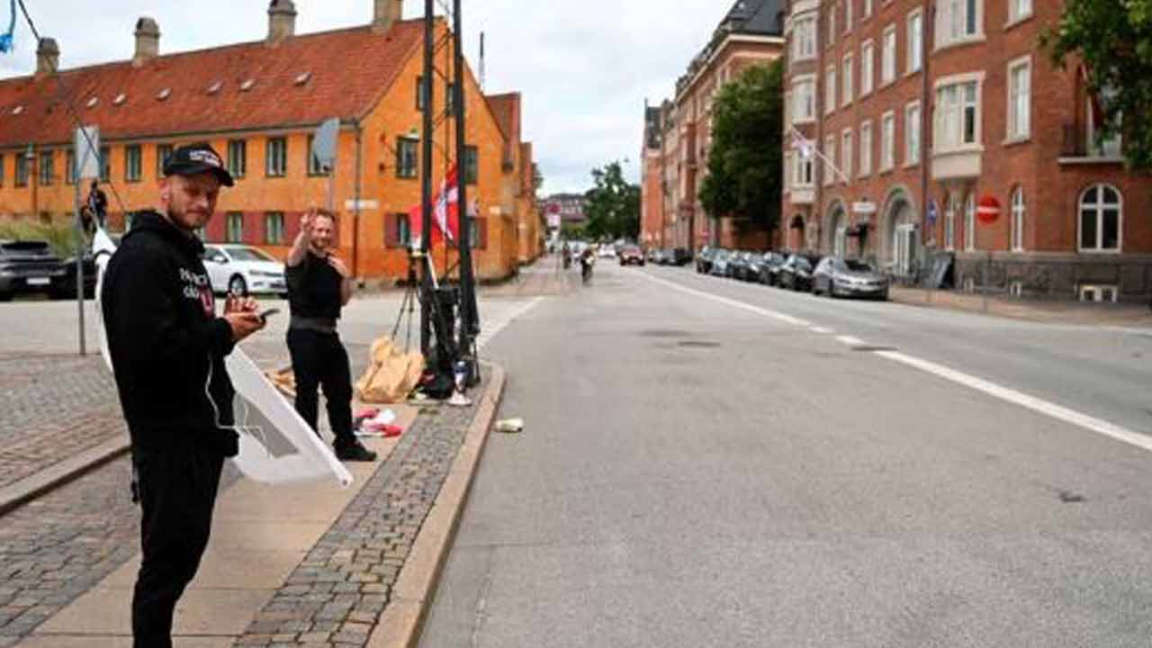 কোপেনহেগেনে ইরাকি দূতাবাসের সামনে কুরআন পোড়ানো উগ্রবাদী সংগঠন ড্যানিশ প্যাট্রিওটসের দুই সদস্য। ছবি: রয়টার্স