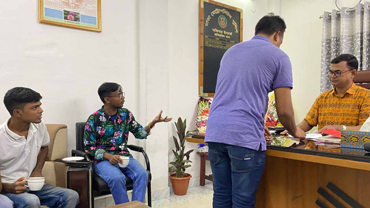 হাতিরঝিল থানায় বসা হিরো আলম