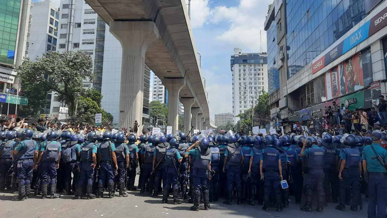 মিছিল আটকে দিলো পুলিশ