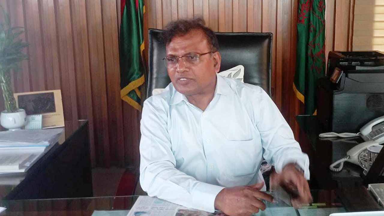 সাংবাদিকদের সঙ্গে কথা বলেন নির্বাচন কমিশনার আনিছুর রহমান।