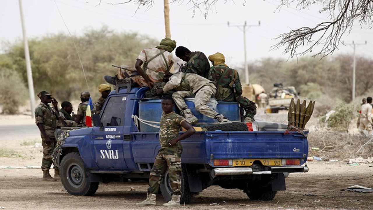 আটকের পর সশস্ত্র গোষ্ঠীর সদস্যদের নিয়ে নাইজেরিয়ার সশস্ত্র বাহিনীর সদস্যরা। ছব: রয়টার্স