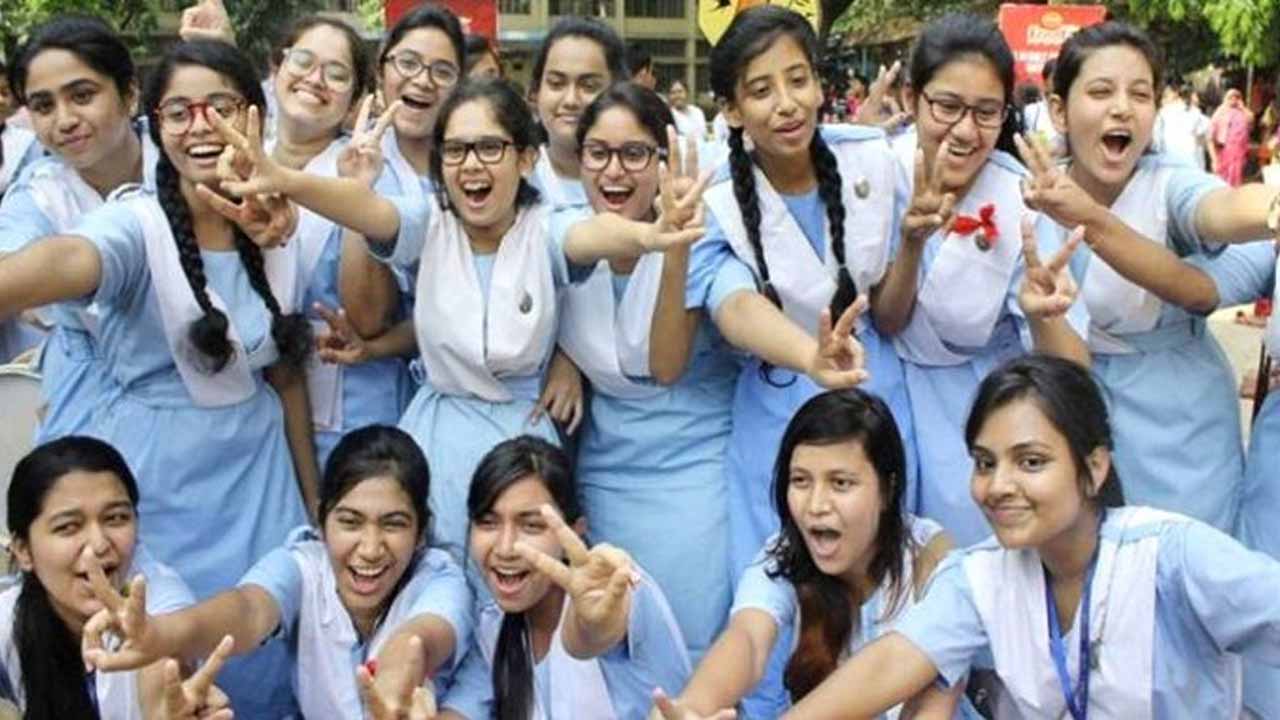 শিক্ষার্থীরা ফল পেয়ে উচ্ছ্বসিত। সংগৃহীত ছবি