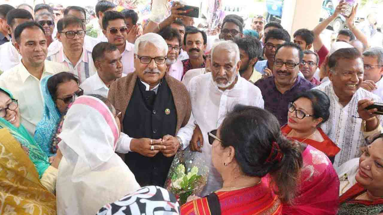 জামায়াত নেতার বাড়িতে মধ্যাহ্নভোজ ডেপুটি স্পিকারসহ ১৩ এমপির