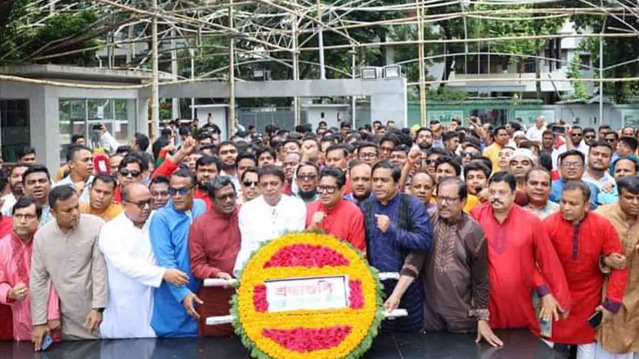 বঙ্গবন্ধু শেখ মুজিবুর রহমানের প্রতিকৃতিতে শ্রদ্ধা নিবেদন স্বেচ্ছাসেবক লীগের