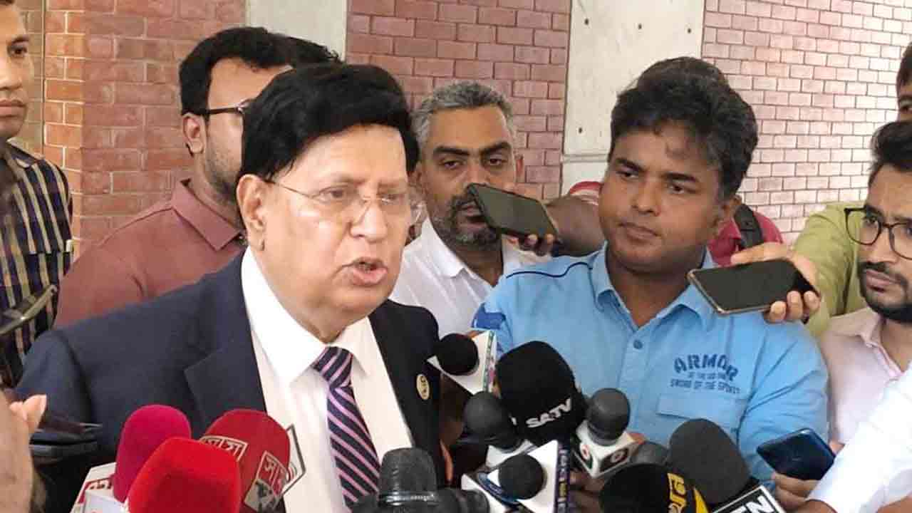 সাংবাদিকদের সঙ্গে কথা বলছেন পররাষ্ট্রমন্ত্রী ড. এ কে আব্দুল মোমেন