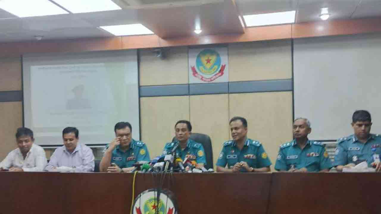 সংবাদ সম্মেলনে কথা বলছেন ডিএমপি কমিশনার খন্দকার গোলাম ফারুক