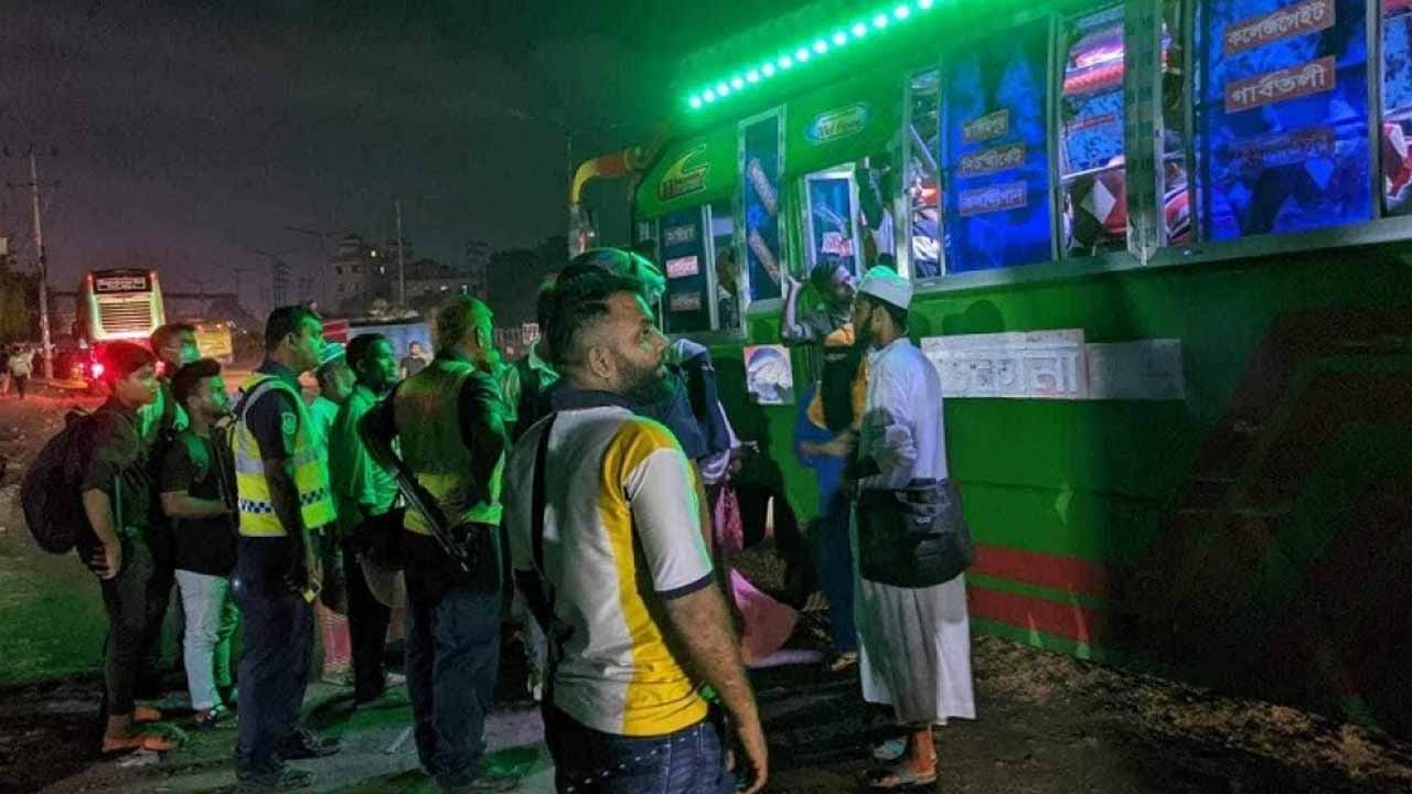 যাত্রীবাহী বাস থামিয়ে তল্লাশি